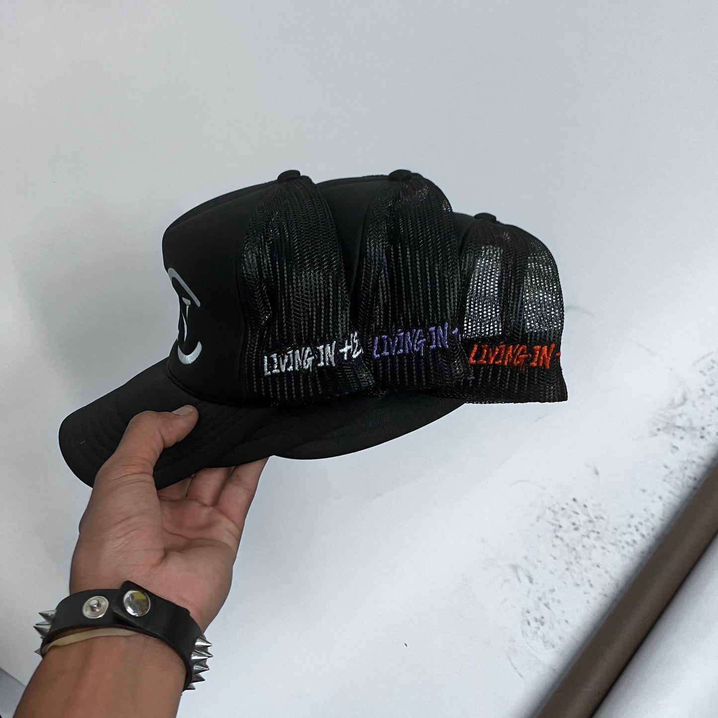 v)(v trucker hat